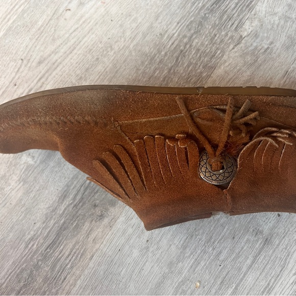 Minnetonka moccasins, suede, w/ fringe, ankle fit - Picture 3 of 6